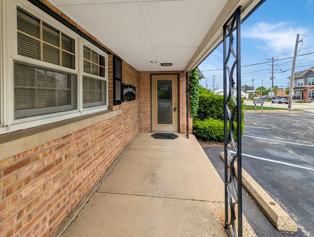 4106 W Crystal Lake Road A, Mchenry, IL 60050
