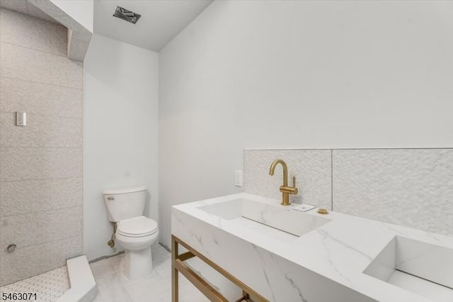 7 Banta Rd, Kinnelon Boro, NJ 07405