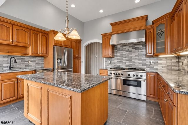 7 Banta Rd, Kinnelon Boro, NJ 07405