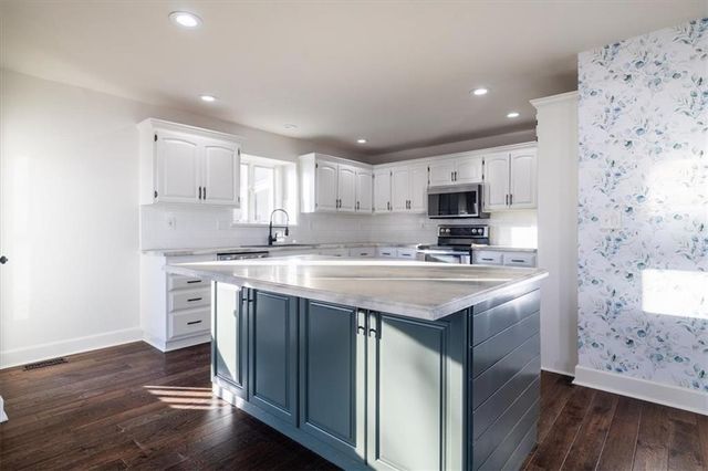 18002 Rollins Drive, Smithville, MO 64089