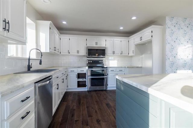 18002 Rollins Drive, Smithville, MO 64089