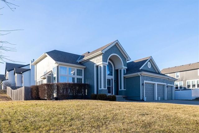 18002 Rollins Drive, Smithville, MO 64089