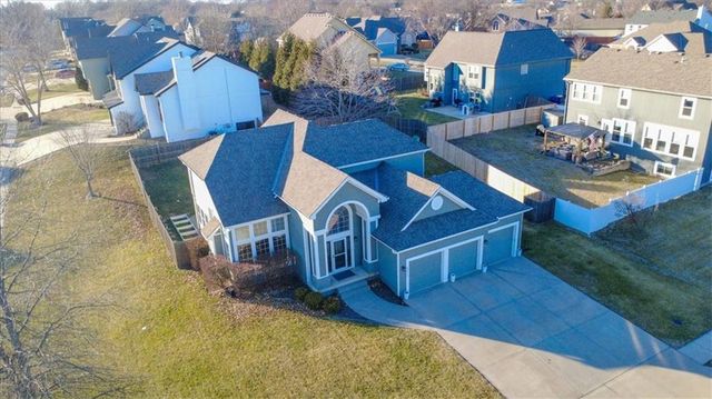 18002 Rollins Drive, Smithville, MO 64089