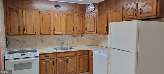 7 JUNEWOOD DR, Levittown, PA 19055