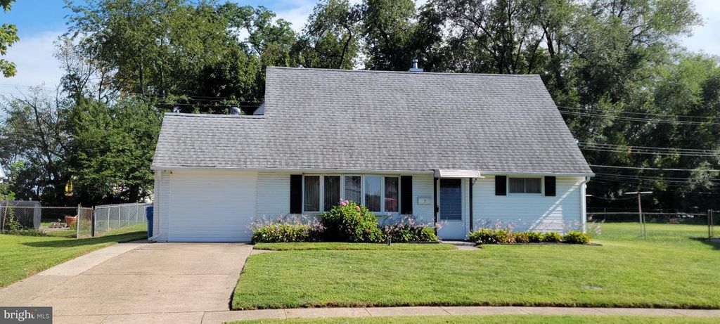 7 JUNEWOOD DR, Levittown, PA 19055