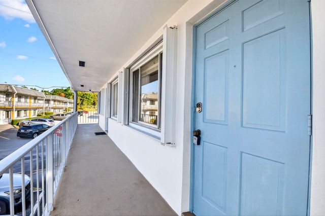 2880 Lake Osborne Drive 210, Lake Worth Beach, FL 33461