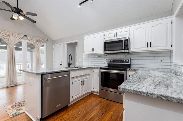 9918 N Highland Place, Kansas City, MO 64155