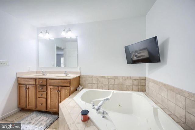 14 BARBERRY CT, Manchester, PA 17345