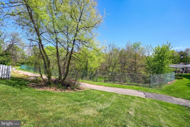 14 BARBERRY CT, Manchester, PA 17345
