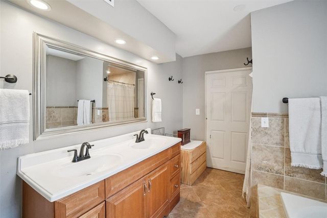 3218 W OAKELLAR AVENUE, Tampa, FL 33611