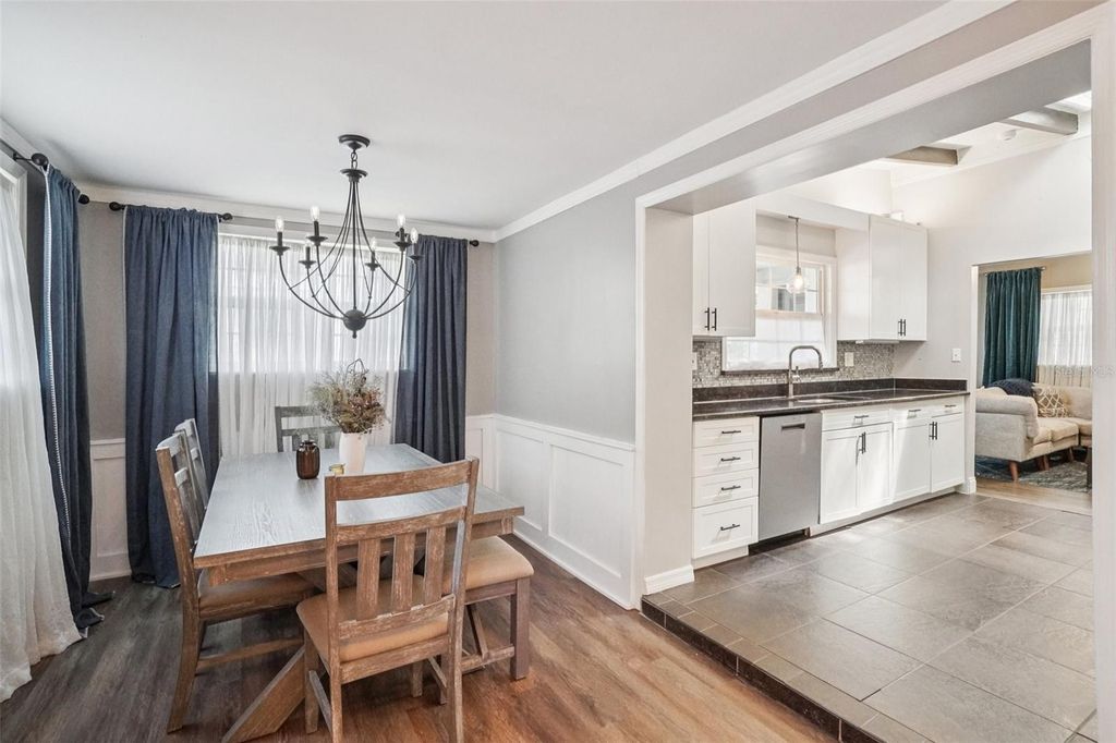 Image 11 of property listing at 3218 W OAKELLAR AVENUE, Tampa, FL 33611