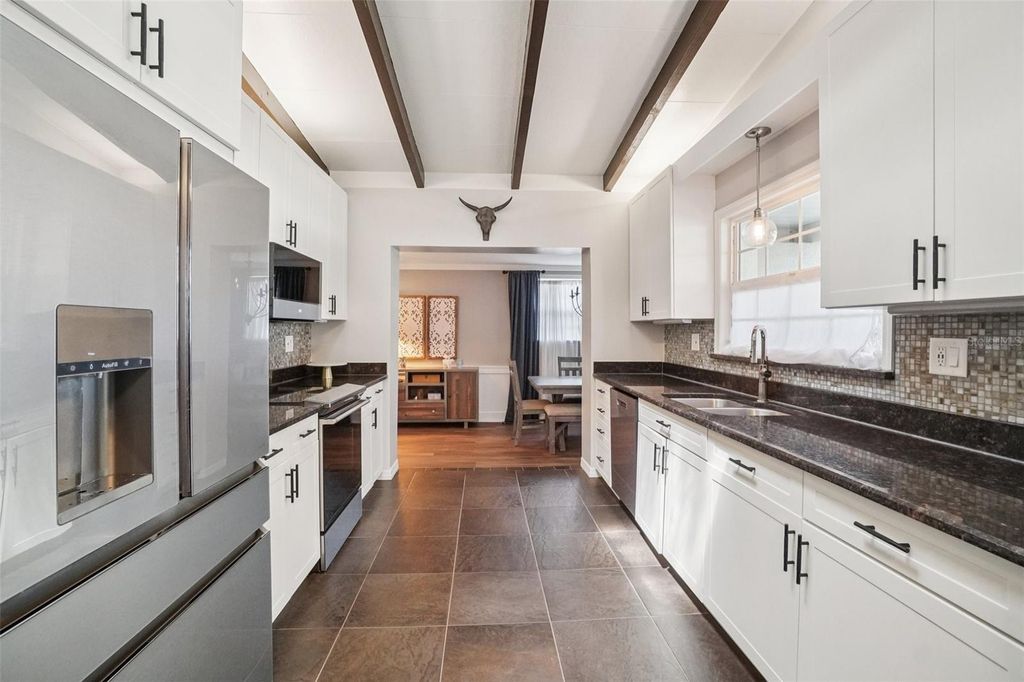 Image 12 of property listing at 3218 W OAKELLAR AVENUE, Tampa, FL 33611