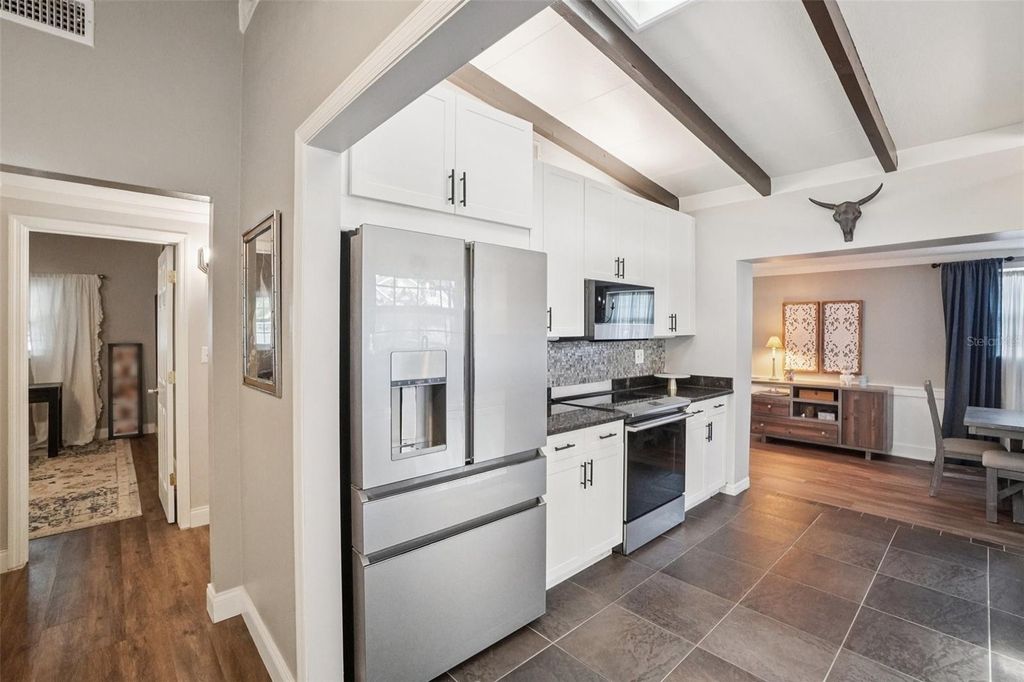 Image 13 of property listing at 3218 W OAKELLAR AVENUE, Tampa, FL 33611