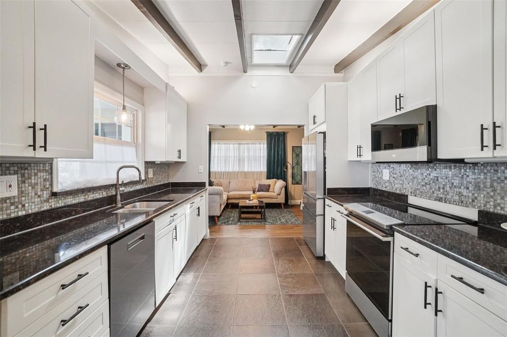 Image 14 of property listing at 3218 W OAKELLAR AVENUE, Tampa, FL 33611