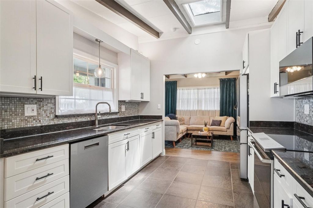 Image 15 of property listing at 3218 W OAKELLAR AVENUE, Tampa, FL 33611