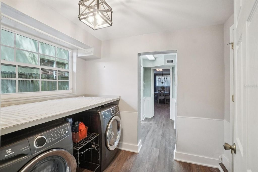 Image 16 of property listing at 3218 W OAKELLAR AVENUE, Tampa, FL 33611