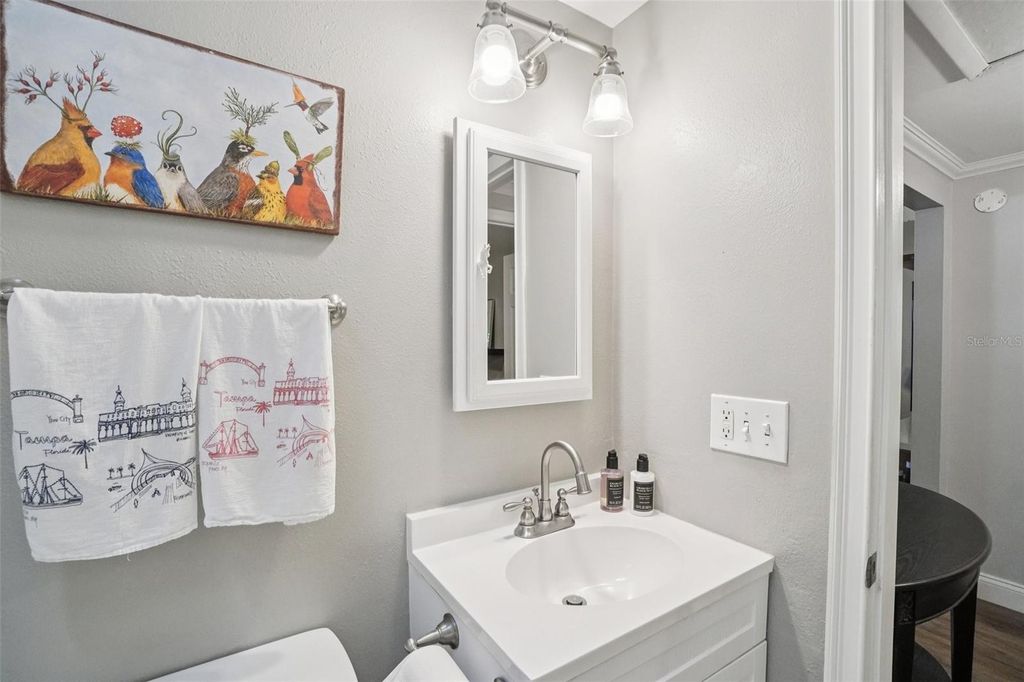 Image 21 of property listing at 3218 W OAKELLAR AVENUE, Tampa, FL 33611