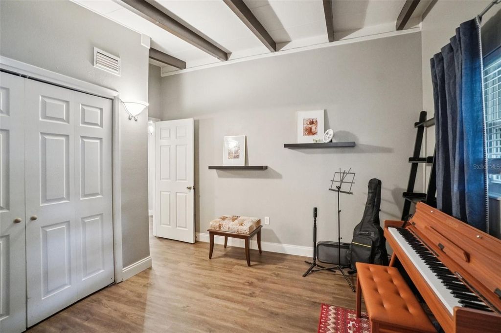 Image 23 of property listing at 3218 W OAKELLAR AVENUE, Tampa, FL 33611