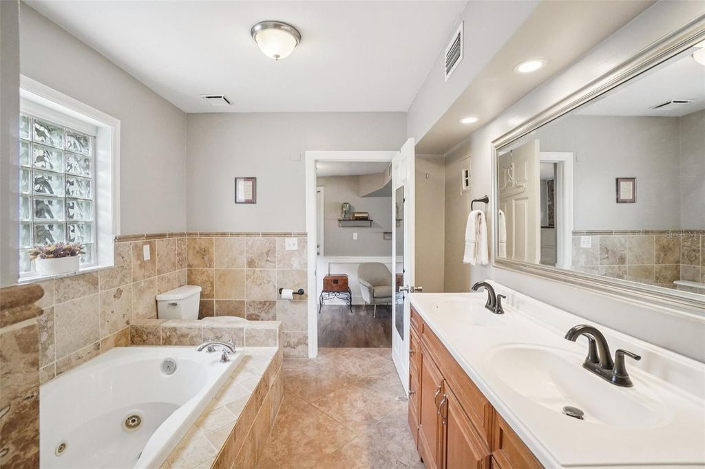 Image 24 of property listing at 3218 W OAKELLAR AVENUE, Tampa, FL 33611