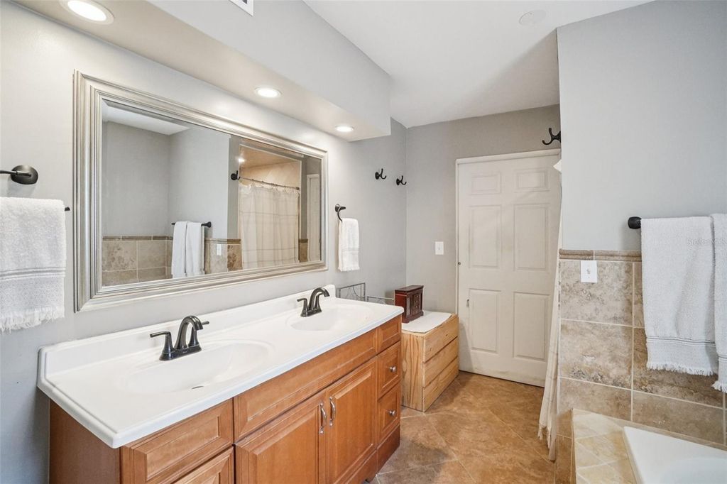 Image 25 of property listing at 3218 W OAKELLAR AVENUE, Tampa, FL 33611