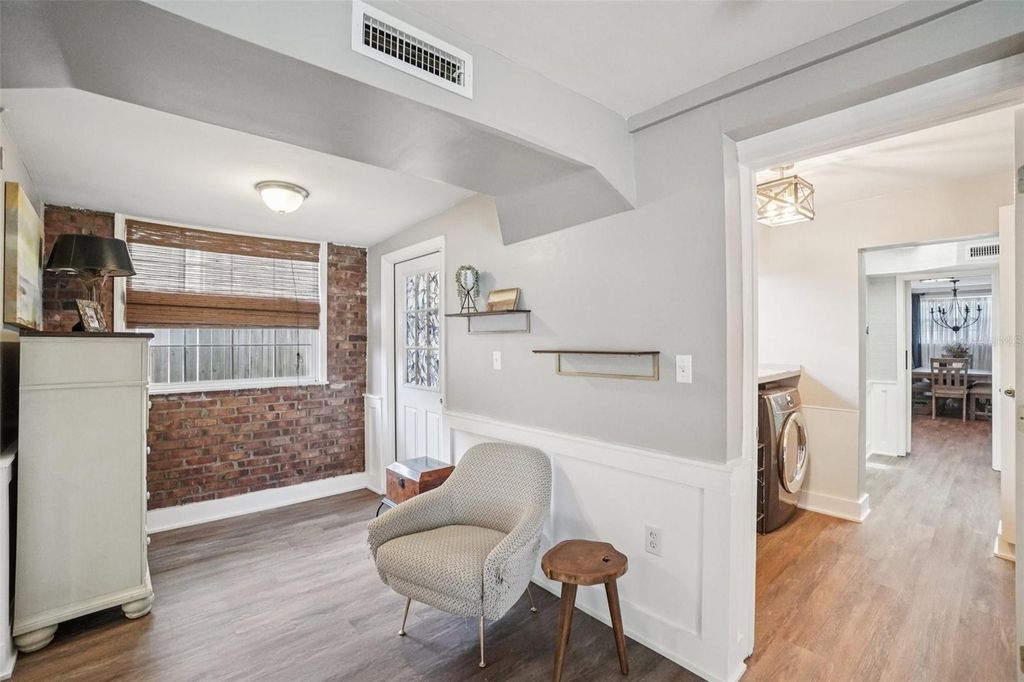 Image 26 of property listing at 3218 W OAKELLAR AVENUE, Tampa, FL 33611