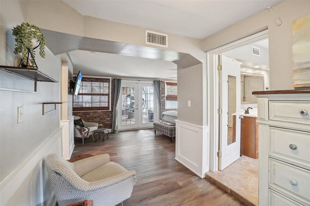 Image 30 of property listing at 3218 W OAKELLAR AVENUE, Tampa, FL 33611