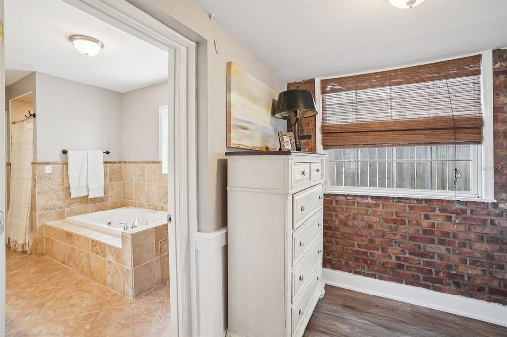 Image 31 of property listing at 3218 W OAKELLAR AVENUE, Tampa, FL 33611