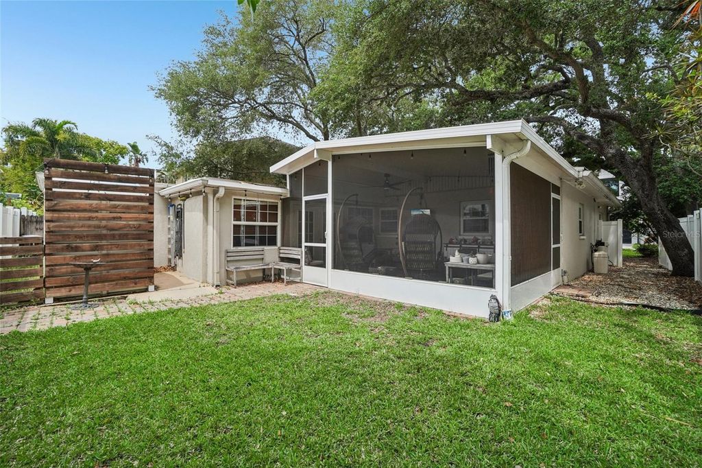 Image 39 of property listing at 3218 W OAKELLAR AVENUE, Tampa, FL 33611