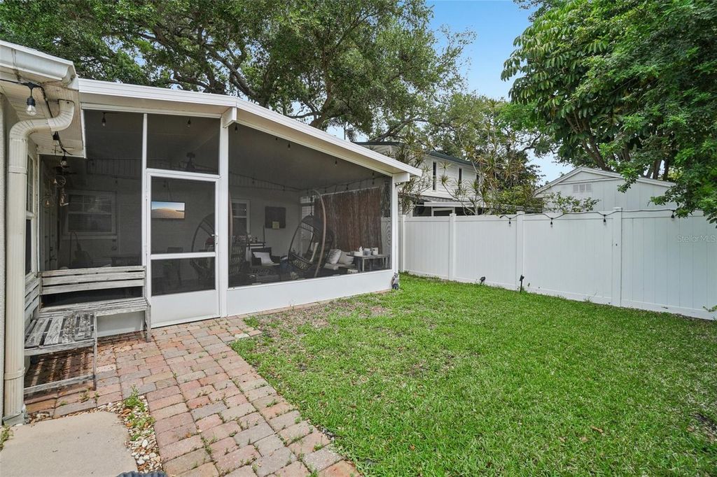 Image 40 of property listing at 3218 W OAKELLAR AVENUE, Tampa, FL 33611