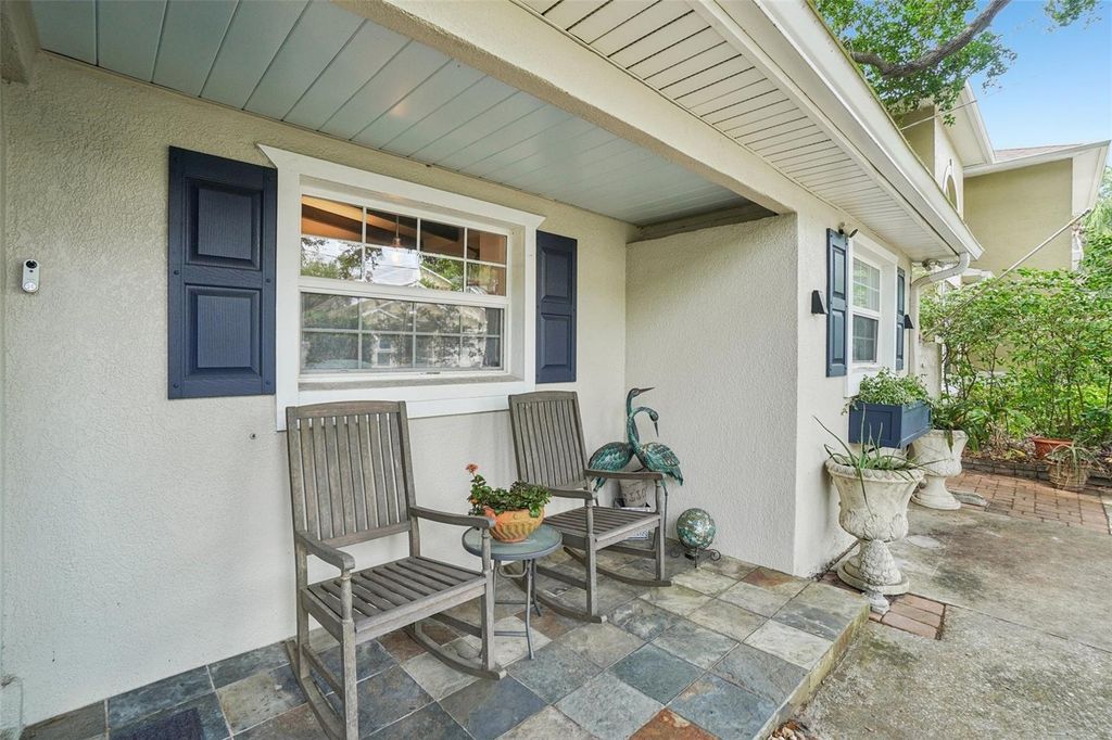 Image 5 of property listing at 3218 W OAKELLAR AVENUE, Tampa, FL 33611