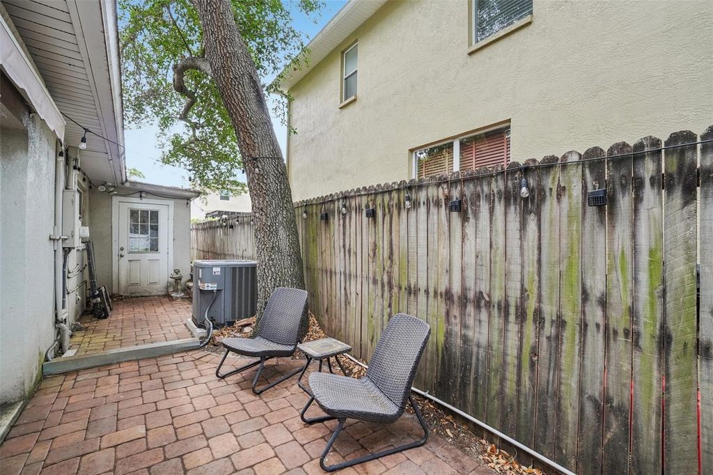 Image 42 of property listing at 3218 W OAKELLAR AVENUE, Tampa, FL 33611