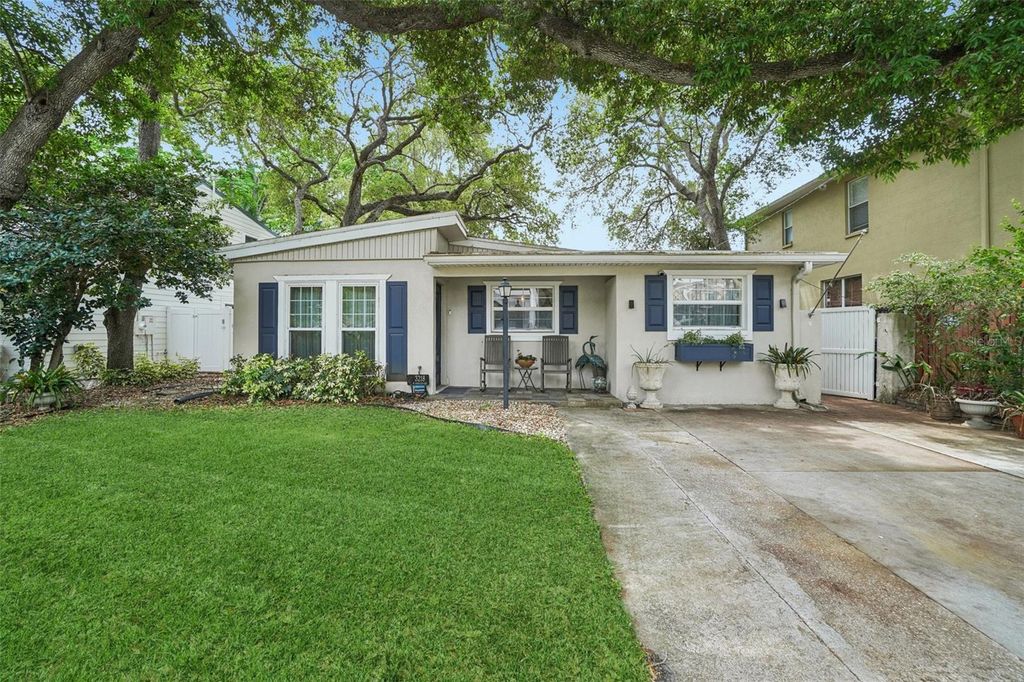 Image 43 of property listing at 3218 W OAKELLAR AVENUE, Tampa, FL 33611
