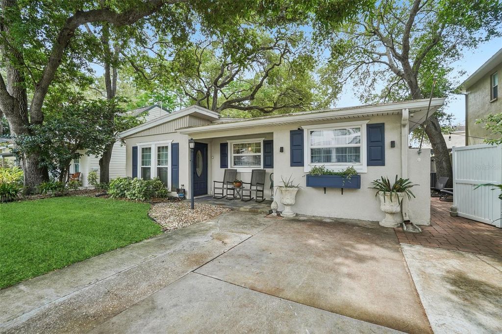 Image 44 of property listing at 3218 W OAKELLAR AVENUE, Tampa, FL 33611