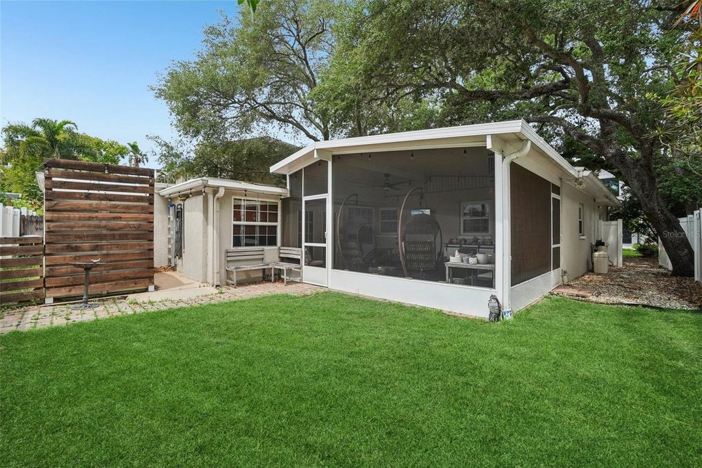 Image 45 of property listing at 3218 W OAKELLAR AVENUE, Tampa, FL 33611