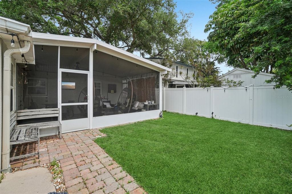 Image 46 of property listing at 3218 W OAKELLAR AVENUE, Tampa, FL 33611