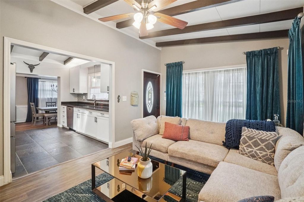 Image 8 of property listing at 3218 W OAKELLAR AVENUE, Tampa, FL 33611