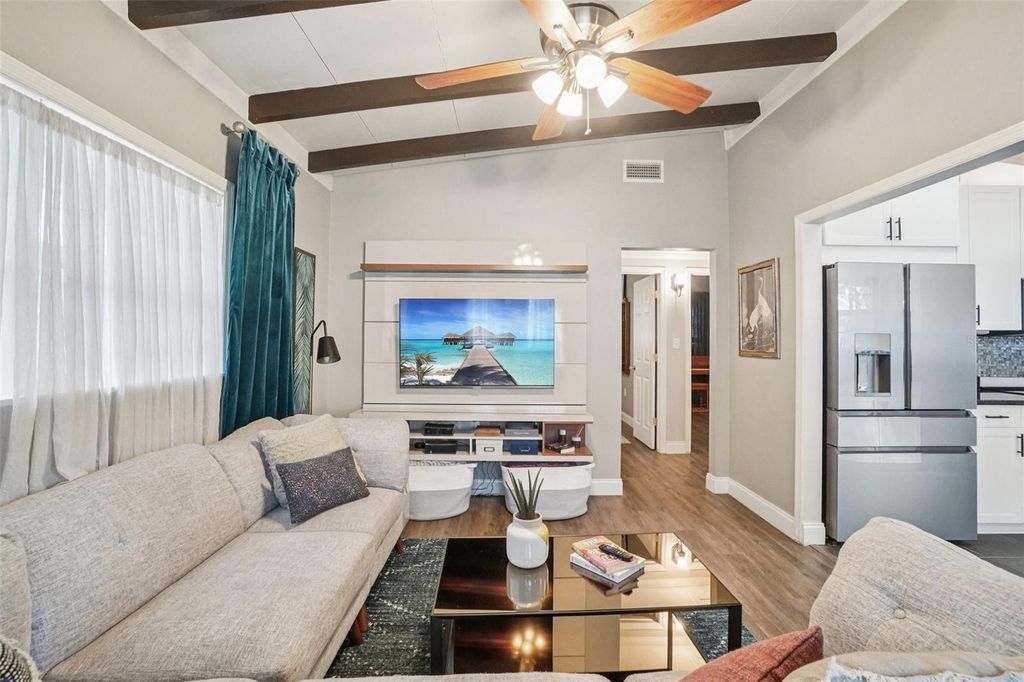 Image 9 of property listing at 3218 W OAKELLAR AVENUE, Tampa, FL 33611