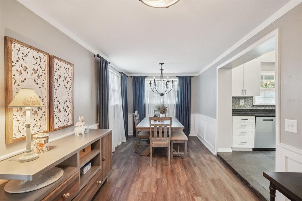 Image 10 of property listing at 3218 W OAKELLAR AVENUE, Tampa, FL 33611