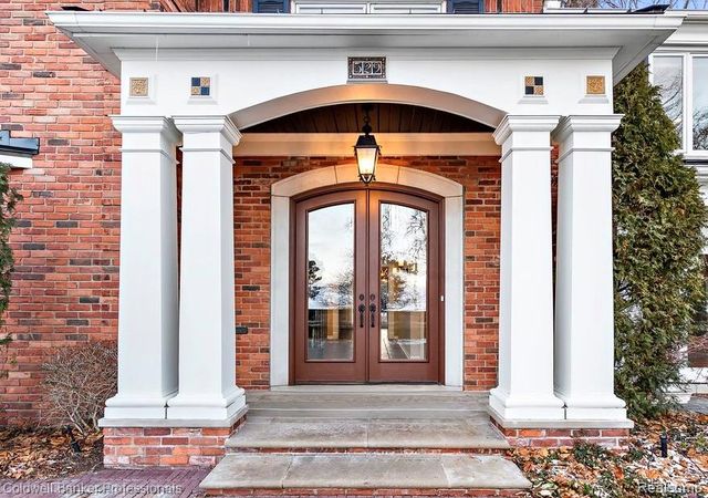 529 Lake Shore Road, Village Of Grosse Pointe Shores, MI 48236