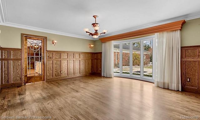 529 Lake Shore Road, Village Of Grosse Pointe Shores, MI 48236