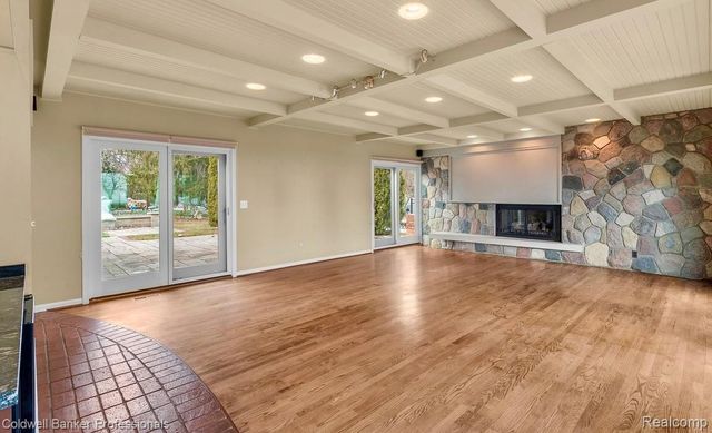 529 Lake Shore Road, Village Of Grosse Pointe Shores, MI 48236