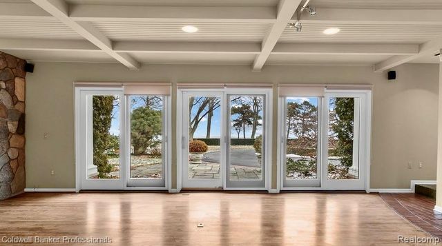 529 Lake Shore Road, Village Of Grosse Pointe Shores, MI 48236