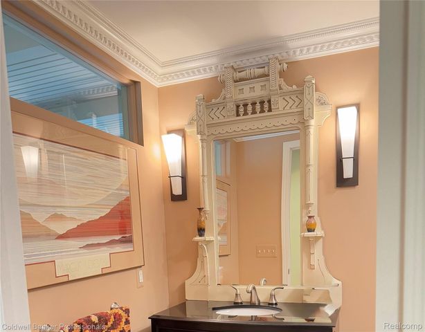 529 Lake Shore Road, Village Of Grosse Pointe Shores, MI 48236