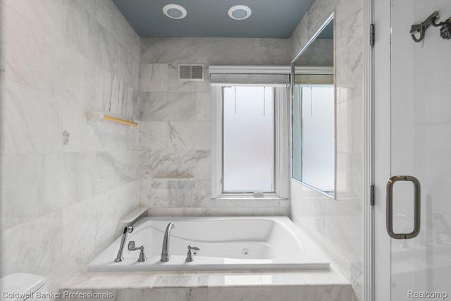 529 Lake Shore Road, Village Of Grosse Pointe Shores, MI 48236