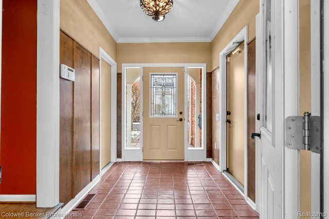 529 Lake Shore Road, Village Of Grosse Pointe Shores, MI 48236