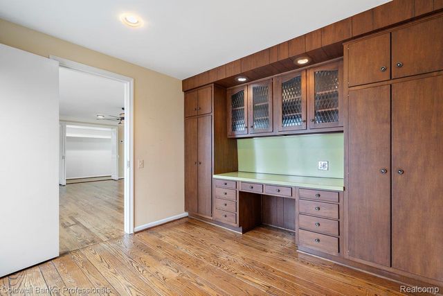 529 Lake Shore Road, Village Of Grosse Pointe Shores, MI 48236