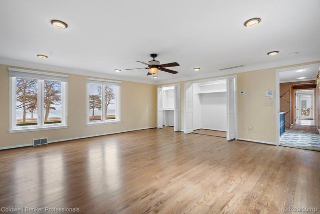 529 Lake Shore Road, Village Of Grosse Pointe Shores, MI 48236