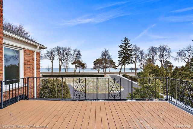 529 Lake Shore Road, Village Of Grosse Pointe Shores, MI 48236
