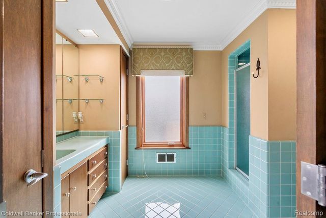 529 Lake Shore Road, Village Of Grosse Pointe Shores, MI 48236