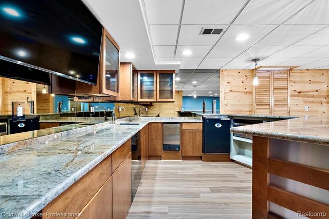 529 Lake Shore Road, Village Of Grosse Pointe Shores, MI 48236